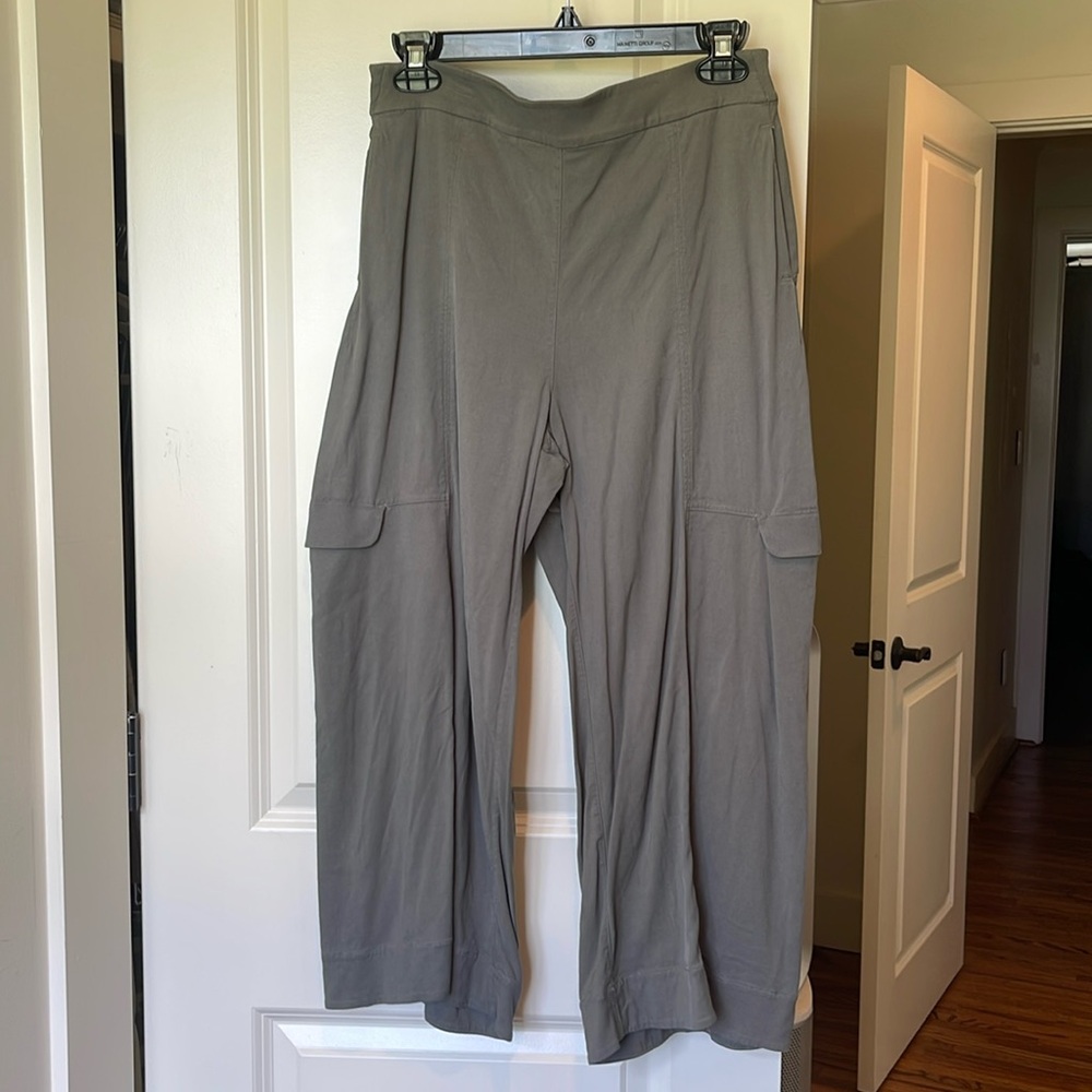 Lululemon Cropped Cargo Pants: Size 6